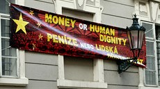 Transparent na podporu lidských práv na budov ve Snmovní ulici v Praze jeko...