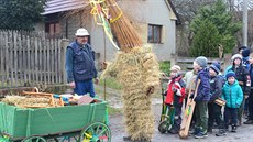Ve Stradouni na Vysokomýtsku přetrval velikonoční zvyk vodění Jidáše (26.... Ve Stradouni na Vysokomýtsku přetrval velikonoční zvyk vodění Jidáše (26....