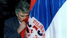 Radovan Karadi v Bijeljin políbil prapor srbského paravojenské jednotky ...