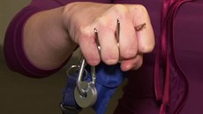 Klíče v pěsti při sebeobraně nejsou zrovna dobrý nápad. Klíče v pěsti při sebeobraně nejsou zrovna dobrý nápad.