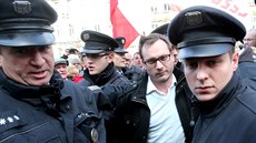 Adama B. Bartoe zadrela policie na demonstraci proti islamizaci, která...