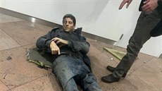 Zraněným mužem na bruselském letišti je belgický basketbalista Sebastien Bellin. Zraněným mužem na bruselském letišti je belgický basketbalista Sebastien Bellin.