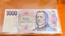 Jak poznat falešnou bankovku od pravé? Ty pravé mají specifický papír, nejsou... Jak poznat falešnou bankovku od pravé? Ty pravé mají specifický papír, nejsou...