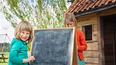 Vlastní zahradní domek bývá pro děti místem, kde zažívají úžasná dobrodružství... Vlastní zahradní domek bývá pro děti místem, kde zažívají úžasná dobrodružství...