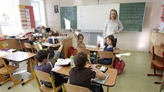 Na základní škole v Cejli na Jihlavsku vyučuje žáky 1. a 2. ročníku Lenka... Na základní škole v Cejli na Jihlavsku vyučuje žáky 1. a 2. ročníku Lenka...