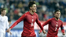 Patrik Schick (vlevo) a Ale ermák se radují z gólu eské reprezentace do 21...