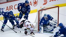 Tomáš Fleischmann z Chicaga přinutil obranu Vancouveru k horečné aktivitě. Tomáš Fleischmann z Chicaga přinutil obranu Vancouveru k horečné aktivitě.
