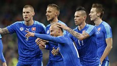 Sloventí fotbalisté se radují ze vsteleného gólu. Uprosted autor branky...