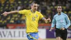Švédský útočník Zlatan Ibrahimovic se snaží dostat do šance proti českému týmu. Švédský útočník Zlatan Ibrahimovic se snaží dostat do šance proti českému týmu.