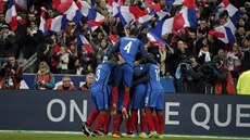 Francouztí fotbalisté se radují ze vsteleného gólu.