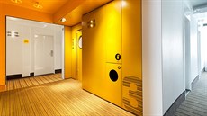 Chodby osvětluje i denní světlo, září teplou žlutou barvou. Chodby osvětluje i denní světlo, září teplou žlutou barvou.