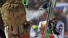 Slovinský skokan na lyích Peter Prevc slaví celkový triumf ve Svtovém poháru.