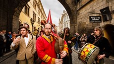 V pondělí hodinu před polednem dorazil na Karlův most slavnostní průvod v čele... V pondělí hodinu před polednem dorazil na Karlův most slavnostní průvod v čele...