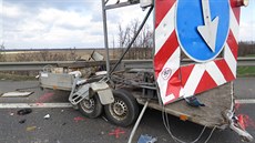 Šestatřicetiletý řidič kamionu se v úterý dopoledne srazil se značením... Šestatřicetiletý řidič kamionu se v úterý dopoledne srazil se značením...