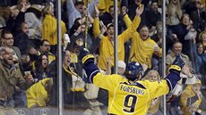 Filip Forsberg se ze svého gólu raduje s fanouky Nashvillu.