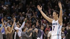 Jeremy Lin se raduje, je oslavován diváky v Charlotte za skvělý výkon proti San... Jeremy Lin se raduje, je oslavován diváky v Charlotte za skvělý výkon proti San...
