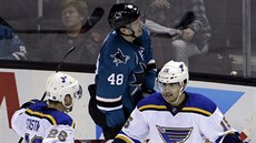 Robby Fabbri (vpravo) a Paul Stastny se radují z gólu St. Louis. V pozadí...