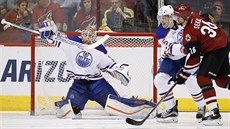 Cam Talbot, branká Edmontonu, elí stele Jiího Sekáe (vpravo) z Arizony.