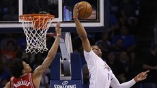 Russell Westbrook (vpravo) z Oklahoma City v souboji o míč s K. J. McDanielsem... Russell Westbrook (vpravo) z Oklahoma City v souboji o míč s K. J. McDanielsem...