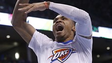 Russell Westbrook z Oklahoma City dopadá po své smei na zem.