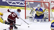 OSUDOVÁ CHVÍLE. Sparanský útoník Daniel Pibyl se zranil v semifinále s Plzní, te u vak bojuje o místo v Calgary Flames.