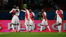 RADOST. Fotbalisté Monaka slaví gól do sítě už jistého francouzského mistra... RADOST. Fotbalisté Monaka slaví gól do sítě už jistého francouzského mistra...