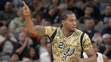 Kawhi Leonard ze San Antonia slaví promnnou trojku v duelu proti Miami.