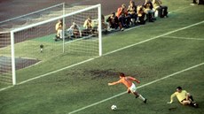 Johan Cruyff (v oranžovém) v nizozemském dresu skóruje do sítě Argentiny. Johan Cruyff (v oranžovém) v nizozemském dresu skóruje do sítě Argentiny.