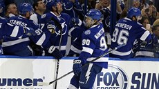 Radost hokejist Tampy v duelu proti NY Islanders, gól slaví Vladislav...