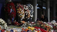 VZDÁVÁME HOLD JOHANU CRUYFFOVI. Žena pokládá květinu na vzpomínkové místo na... VZDÁVÁME HOLD JOHANU CRUYFFOVI. Žena pokládá květinu na vzpomínkové místo na...