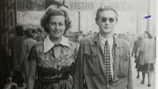 Honza Krejcarová (Černá) a Egon Bondy v říjnu roku 1949. Honza Krejcarová (Černá) a Egon Bondy v říjnu roku 1949.