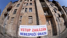 Zchátralé domy v Mendělejevově ulici. Po opravě mohly sloužit třeba k ubytování... Zchátralé domy v Mendělejevově ulici. Po opravě mohly sloužit třeba k ubytování...