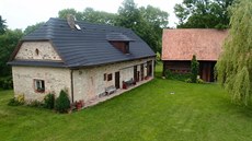 Dašice, okres Pardubice. V komplexu je hlavní obytná budova, čeledník, kamenná... Dašice, okres Pardubice. V komplexu je hlavní obytná budova, čeledník, kamenná...