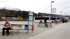 Autobusové nádraží v Blansku moderně moc nepůsobí. Cestující se na něm nemají... Autobusové nádraží v Blansku moderně moc nepůsobí. Cestující se na něm nemají...