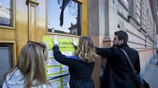 Budoucí učitelé věší 21 tezí na dveře pražské Pedagogické fakulty UK. Chtějí... Budoucí učitelé věší 21 tezí na dveře pražské Pedagogické fakulty UK. Chtějí...