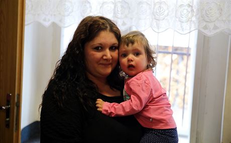 Zuzana s dvouletou dcerou Kristýnkou v krupském azylovém dom.