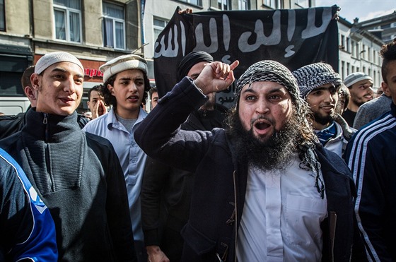 Hicham Chaib na demonstraci islamist v Antverpách v roce 2012. O rok pozdji...