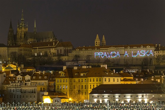 Aktivisté v noci promítali na budovy Praského hradu svtelné obrazy a texty...