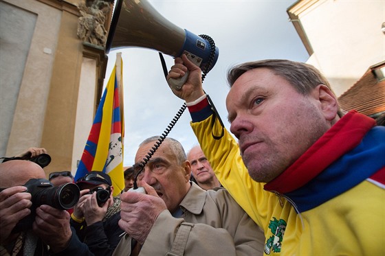 Stovky protestujících proti ínské lidskoprávní politice se doadovaly vstupu...