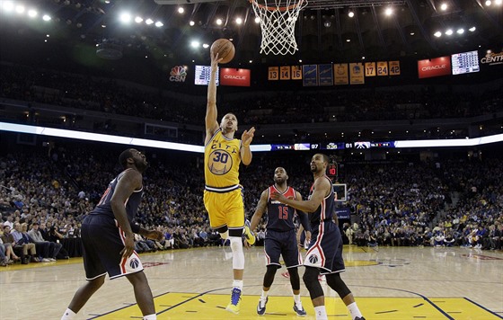 Stephen Curry z Golden State se prosazuje proti obran Washingtonu.