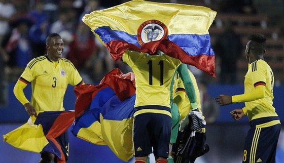 Fotbalisté Kolumbie slaví postup na olympijské hry v Riu de Janeiro.