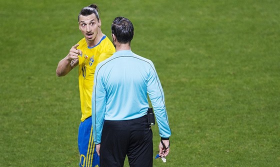 NATVANÝ VÉDSKÝ VDCE. Zlatan Ibrahimovic má oividn jiný názor ne rozhodí.