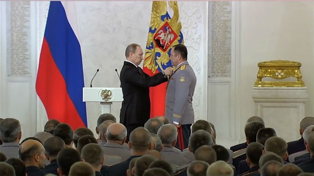 Rusk prezident Vladimir Putin vyznamenv veterny ze Srie (17. bezna 2016)