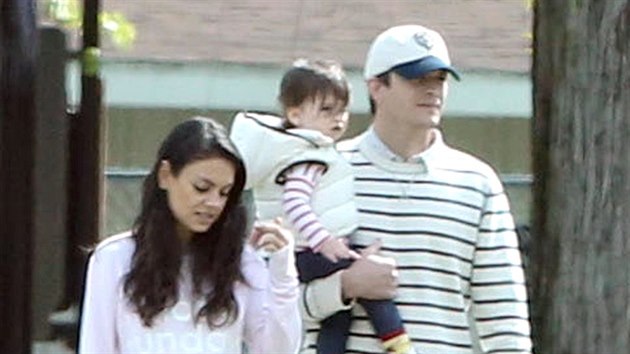 Ashton Kutcher s manelkou Milou Kunisovou a dcerou Wyatt