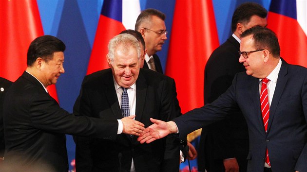 Prezident Milo Zeman a jeho nsk protjek Si in-pching na ekonomickm fru na ofn (30.3.2016).