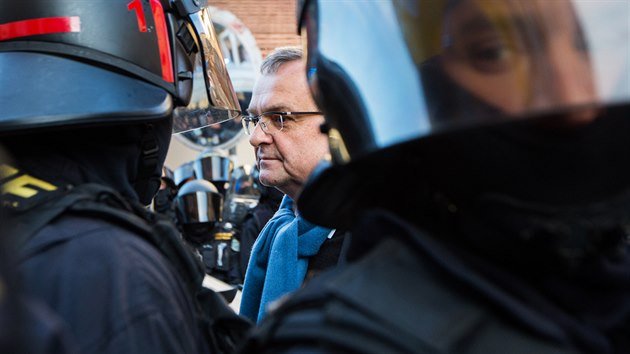 Stovky protestujcch proti nsk lidskoprvn politice se doadovaly vstupu na Hradansk nmst. Pes policejn ztaras se ale nedostali ani Miroslav Kalousek. (29. bezna 2016)