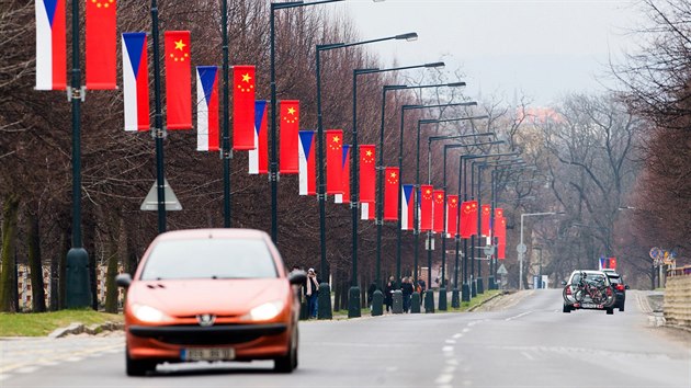 nsk a esk vlajky lemovaly napklad ulici Marinsk hradby u Praskho hradu. (25. bezna 2016)