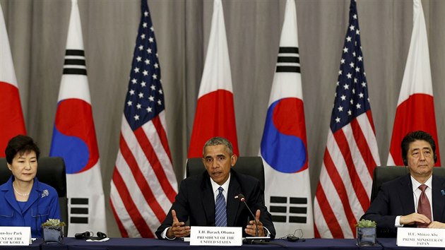 Americk prezident Barack Obama s korejskou prezidentkou Pak Kun-hje a japonskm premirem inzem Abe na jadernm summitu ve Washingtonu (31. bezna 2016).