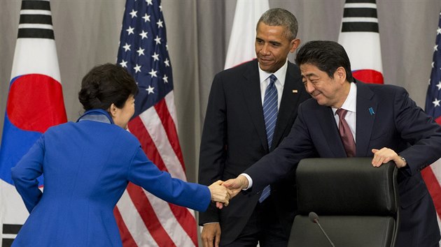 Americk prezident Barack Obama s korejskou prezidentkou Pak Kun-hje a japonskm premirem inzem Abe na jadernm summitu ve Washingtonu (31. bezna 2016).