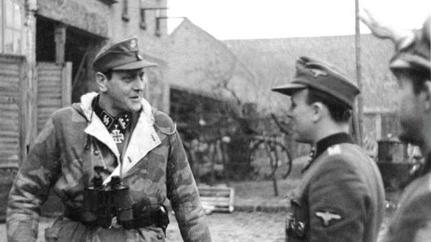 Otto Skorzeny na vchodn front v oblasti Odry. Tou dobou (ke konci vlky) u Rud armda mla pevahu a hnala wehrmacht na zpad. Hitlerv oblbenec ml na front zjistit, jak to zvrtit.